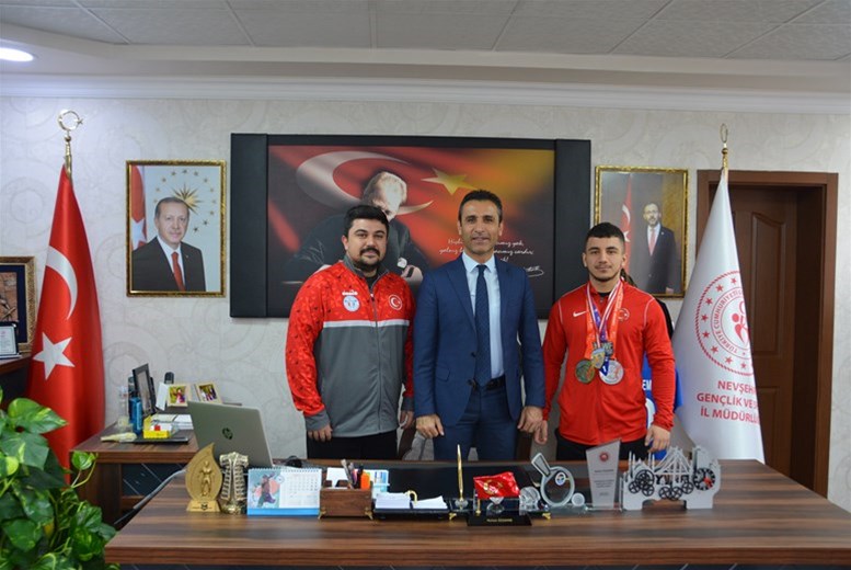 Türkiye Şampiyonu Halter Sporcumuz Karaca'dan İl Müdürü Özdemir'e Ziyaret