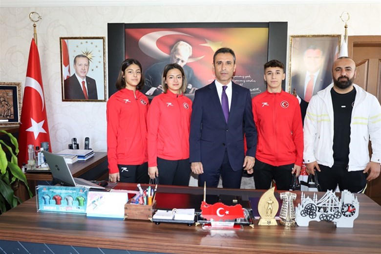 Karate Sporcularımız Dünya Karate Gençlik Ligi Müsabakaları Öncesi İl Müdürü Özdemir'i Ziyaret Etti