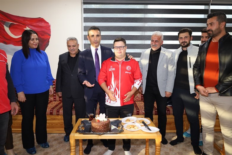Öğretmenler Günü Coşkusu Pasta Kesimiyle Taçlandı