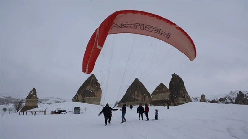 Kapadokya’da Kış Sporları Heyecanı: Snowboard, Kayak ve Yamaç Paraşütü Bir Arada!