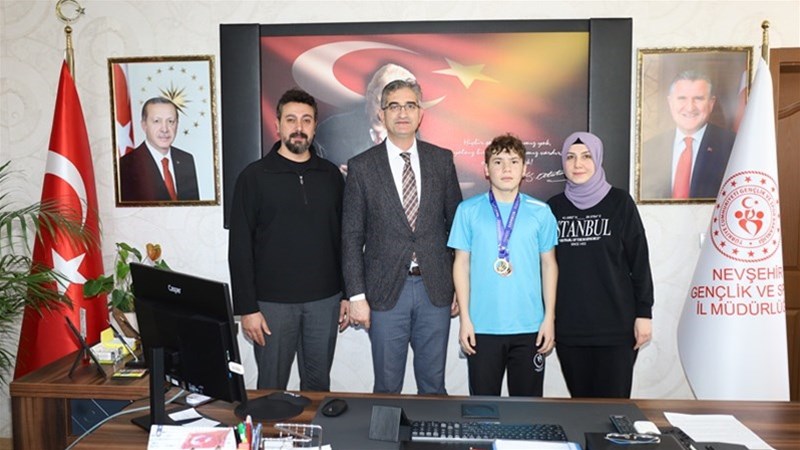 Türkiye Şampiyonu Badminton Sporcumuzdan İl Müdürü Keskin'e Ziyaret