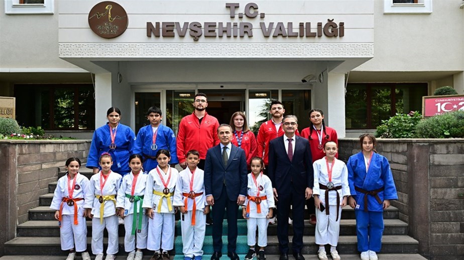 Valimiz Sayın Hüseyin Kök, Uluslararası Arenada Derece Yapan Sporcularımızı Kabul Etti